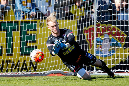 Falkenbergs målvakt Alexander Lundin släpper in 1-2 från