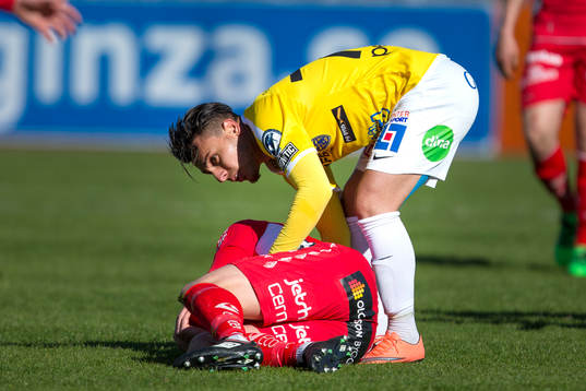 Elfsborgs Per Frick (ligger på marken) och Falkenbergs