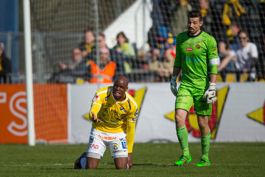 Falkenbergs Hakeem Araba och Elfsborgs målvakt Kevin Stuhr