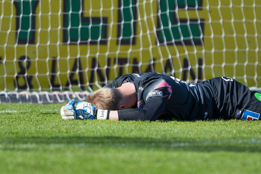 Falkenbergs målvakt Alexander Lundin deppar