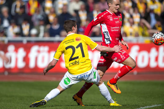 Falkenbergs Thomas Juel-Nielsen (med ryggen i bild) och