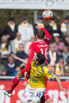 Elfsborgs Viktor Claesson (med ryggen i bild) och
