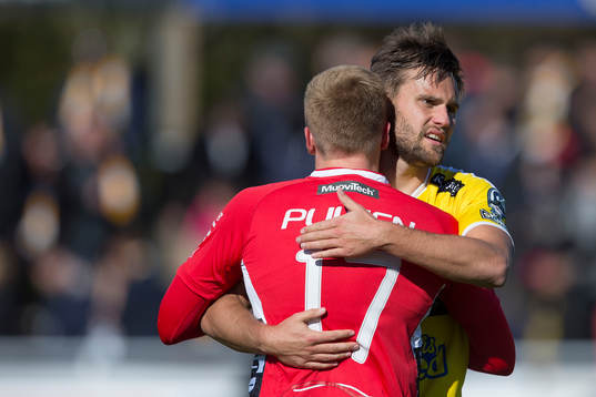 Elfsborgs Per Frick (med ryggen i bild) och Falkenbergs