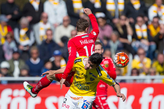 Elfsborgs Viktor Claesson (med ryggen i bild) och