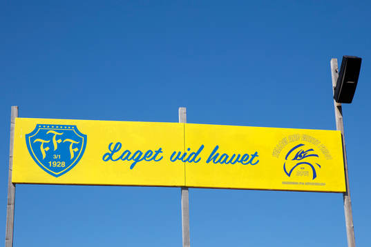 Högtalare och supporterskylt
