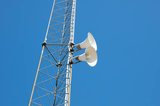 Högtalare på en mast