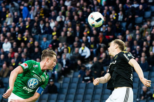 s Per Karlsson och Jönköpings Tommy Thelin i en nickduell