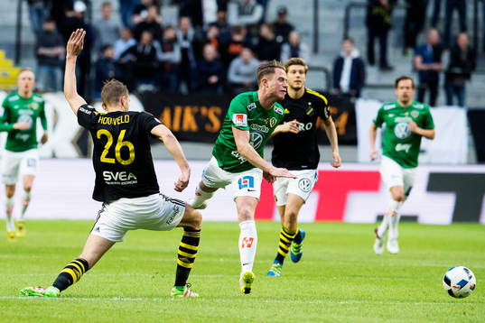 s Jos Hooiveld och Jönköpings Tommy Thelin i en närkamp