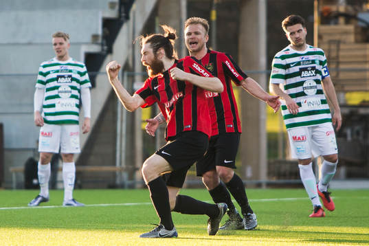 Brommapojkarnas Markus Gustafsson jublar