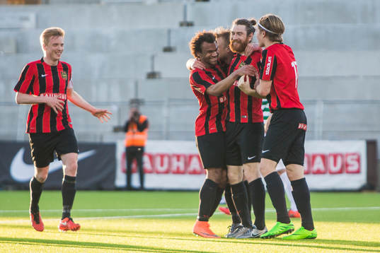 Brommapojkarnas Markus Gustafsson gratuleras av lagkamrater