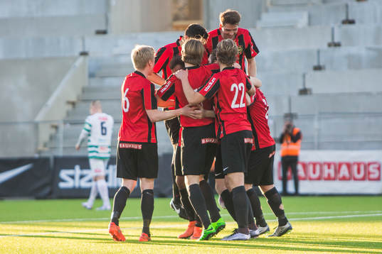 Brommapojkarnas Markus Gustafsson gratuleras av lagkamrater