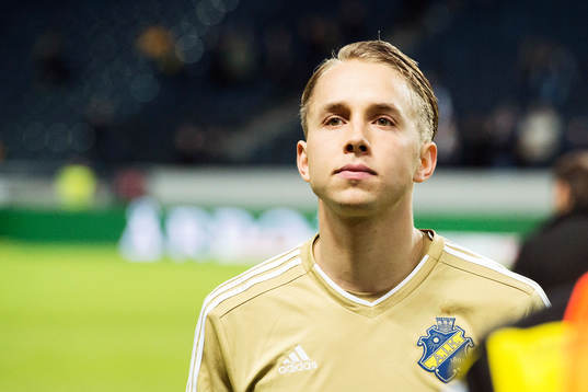 s målvakt Patrik Carlgren deppar fotbollsmatchen i