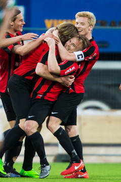 Brommapojkarnas Christopher Brandeborn jublar med Gustav
