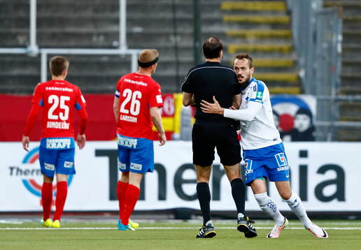 Norrköpings Emir Kujovic jublar förbi domare Jonas