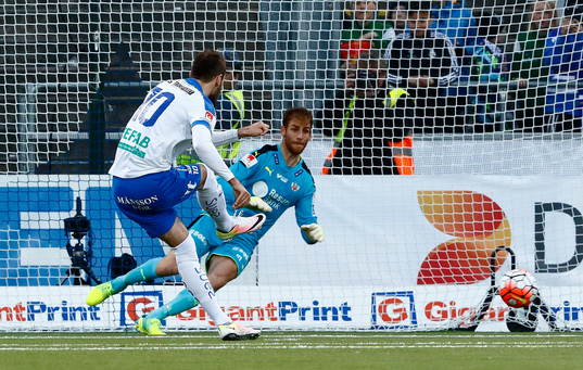 Norrköpings Emir Kujovic gör mål 3-0 på straff förbi