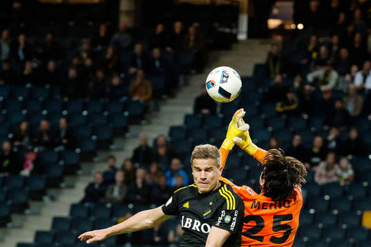 s Eero Markkanen och Jönköpings målvakt Damir Mehic