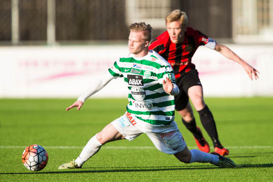 Västerås Linus Sjöberg i kamp om bollen med