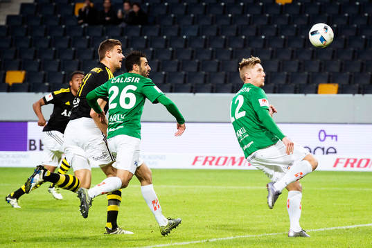 Jönköpings Jesper Svensson har ögonen på bollen