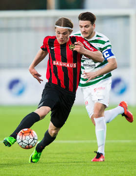 Brommapojkarnas Viktor Gyökeres i kamp om bollen med