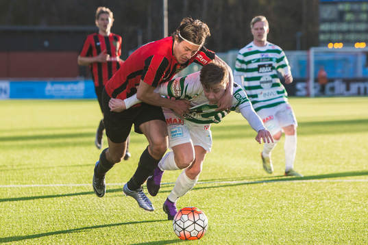 Brommapojkarnas Stefano Vecchia i kamp om bollen med
