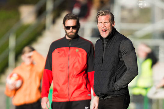 Västerås tränare Johan Mjällby reagerar bredvid