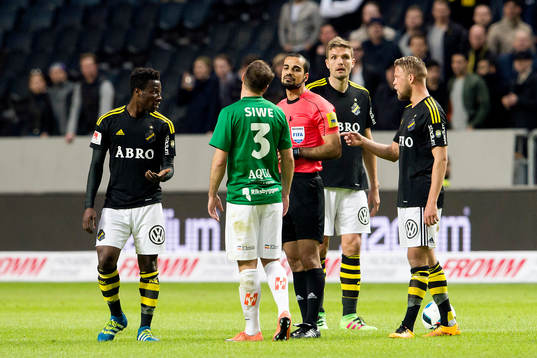 Jönköpings Tom Siwe diskuterar med domaren