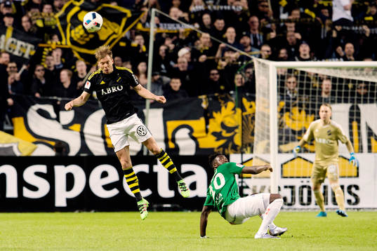 s Per Karlsson nickar bollen