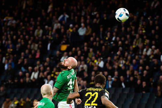 Jönköpings Tobias Nilsson nickar bollen