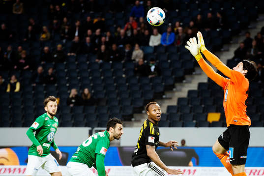Jönköpings målvakt Damir Mehic räddar ett inlägg