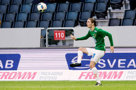 Jönköpings Pawel Cibicki tar emot bollen