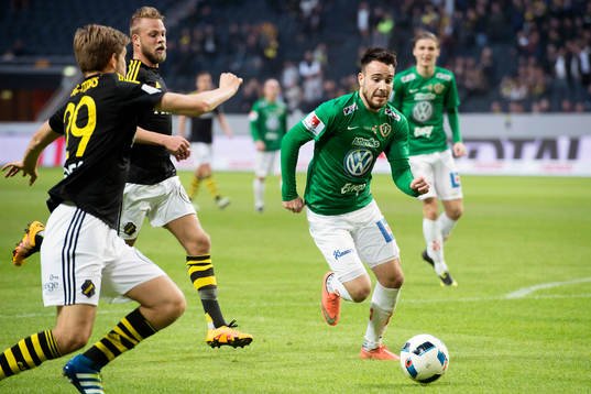 Jönköpings Dzenis Kozica  jagar bollen