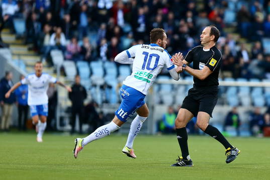 Norrköpings Emir Kujovic springer in i domaren när han