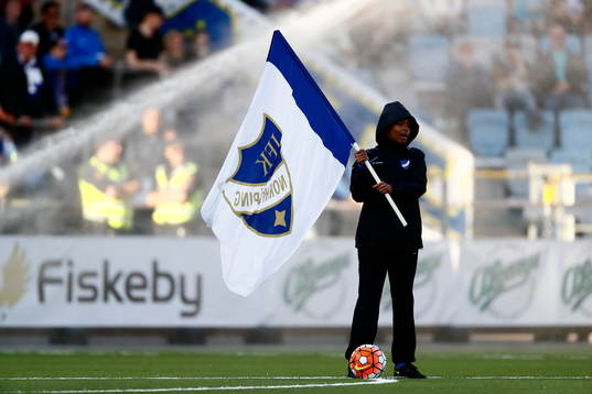Vatten på pojke med flagga