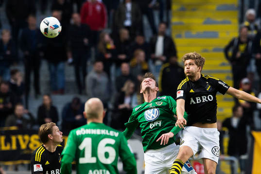 s Anton Jönsson Salétros och Jönköpings Daryl Smylie i