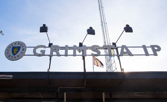 Skylt ovanför huvudentrén till Grimsta IP