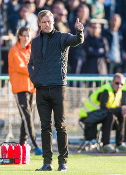 Västerås tränare Johan Mjällby gör tummen upp