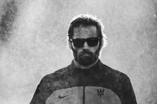 Brommapojkarnas tränare Olof Mellberg framför en
