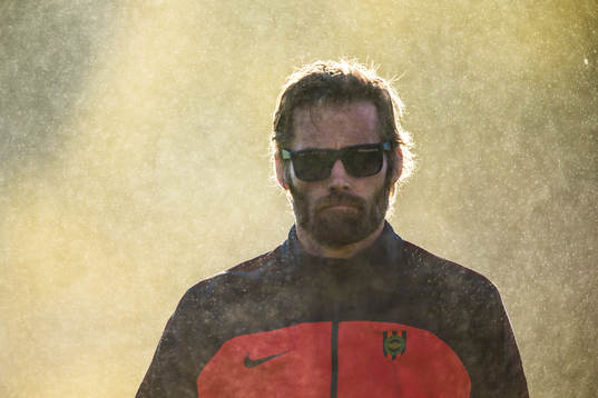 Brommapojkarnas tränare Olof Mellberg framför en