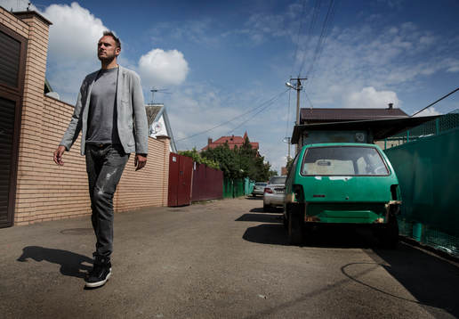 Andreas Granqvist går en promenad i sitt bostadsområde
