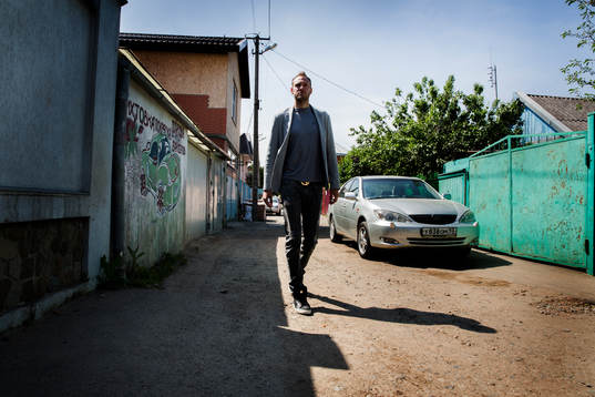 Andreas Granqvist går en promenad i sitt bostadsområde