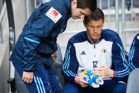Djurgårdens målvakt Kenneth Høie på bänken