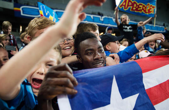 Djurgårdens Sam Johnson jublar med dom yngre supportrarna