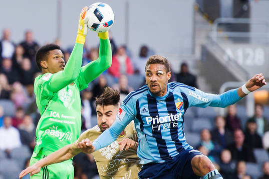 Djurgårdens Mathias Ranegie i en duell mot Östersunds