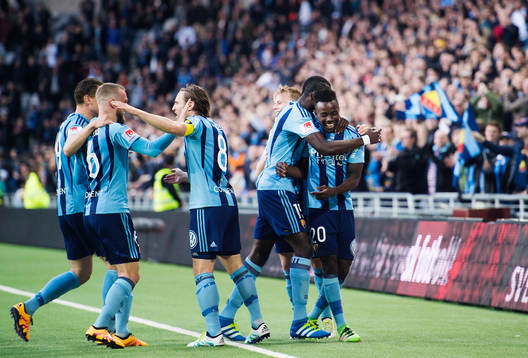 Djurgårdens Sam Johnson jublar med sina lagkamrater
