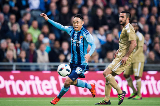Djurgårdens Seon-Min Moon tar sig förbi Östersunds Brwa