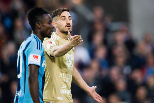 Östersunds Sotirios Papagiannopoulos reagerar mot domaren