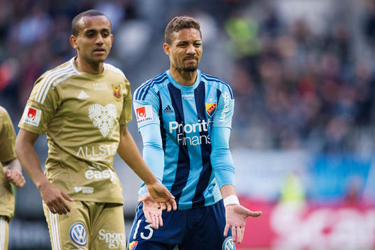Djurgårdens Mathias Ranegie reagerar bakom Östersunds