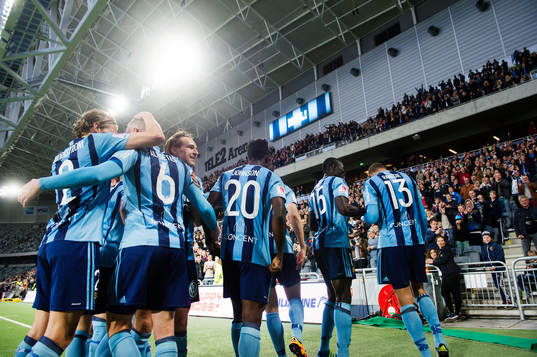 Djurgårdens spelare med Kevin Walker i mitten jublar