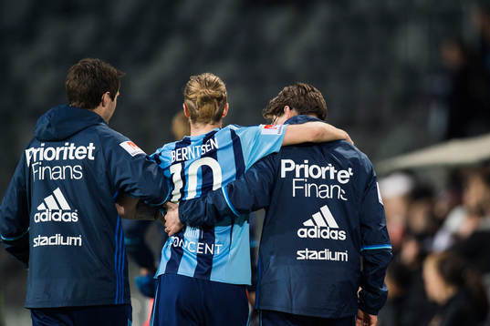 Djurgårdens Daniel Berntsen leds av planen