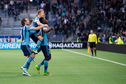 Djurgårdens Sam Johnson gör 1-0 och jublar med Kevin
